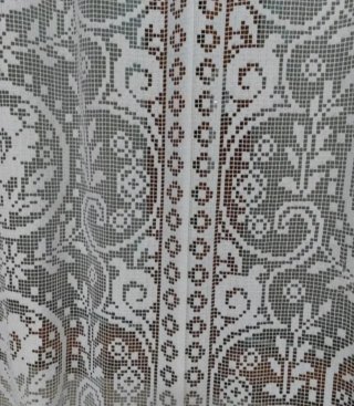 2 Tende in pizzo bianco. Misure: 36x267 cm