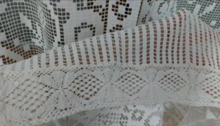 2 Tende in pizzo bianco. Misure: 36x267 cm