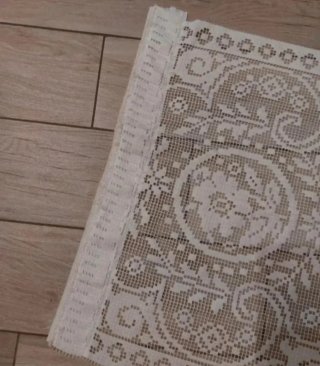 2 Tende in pizzo bianco. Misure: 36x267 cm