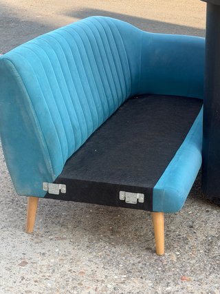 Sofá azul con patas de madera sin cojin