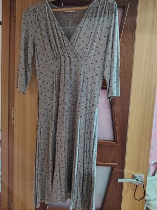 Vestido gris con estampado de puntos