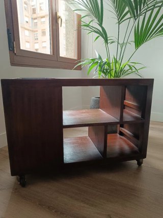 Mueble auxiliar de madera con ruedas