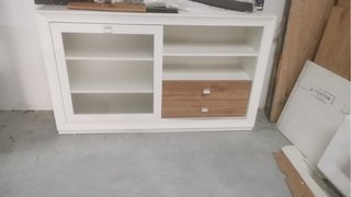 Mueble de comedor blanco y madera