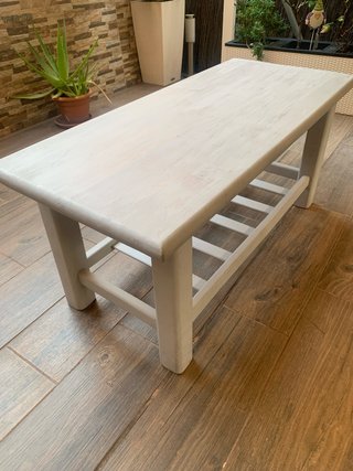Mesa baja de madera de pino