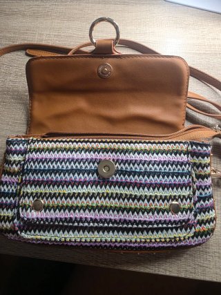 Bolso bandolera multicolor con detalles marrones