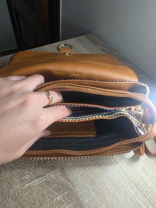 Bolso bandolera multicolor con detalles marrones