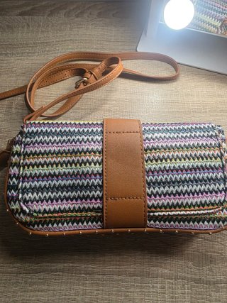 Bolso bandolera multicolor con detalles marrones