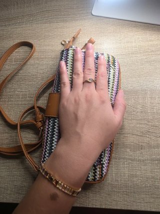 Bolso bandolera multicolor con detalles marrones