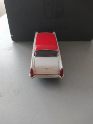 Coche miniatura clásico rojo y blanco