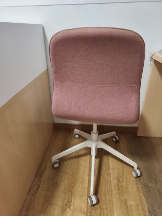 Silla de escritorio Ikea rosa y blanca