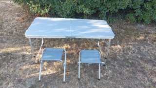 Mesa y 4 sillas plegables camping.