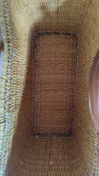 Bolso de mimbre con asas de cuero