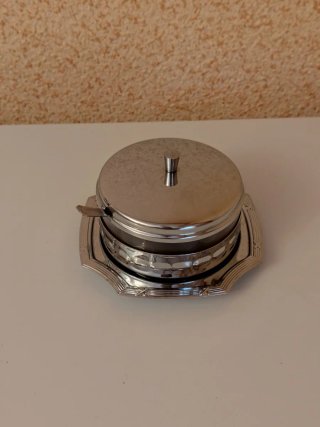 Azucarero de metal plateado