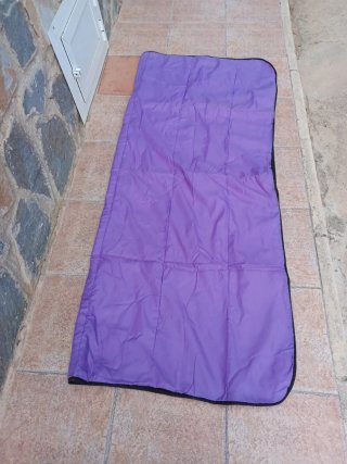 Saco de dormir azul Quechua y sacó de dormir lila
