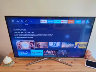 Televisión Samsung Negra y Plateada