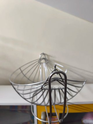 Frutero de metal moderno