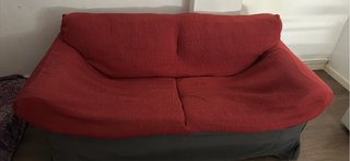 Sofá de tela rojo y gris