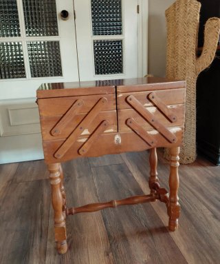 Costurero antiguo de madera