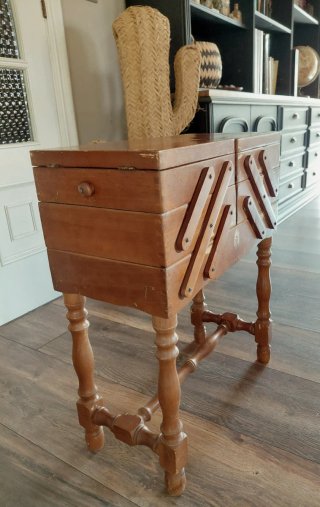 Costurero antiguo de madera
