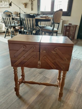 Costurero antiguo de madera