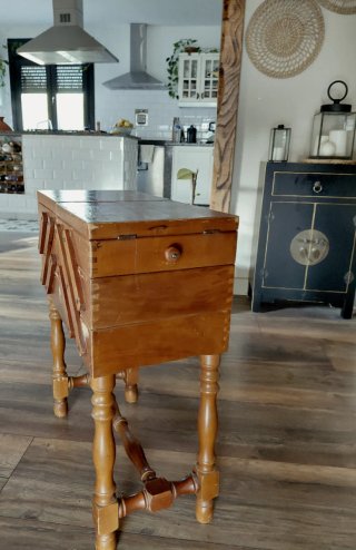 Costurero antiguo de madera