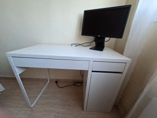 Mesa de ordenador blanca