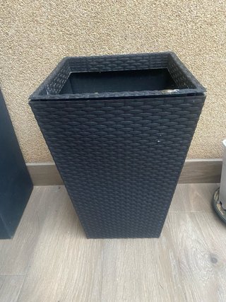 Macetero alto de plástico negro