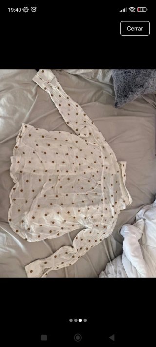 Blusa blanca con botones y estampado marrón