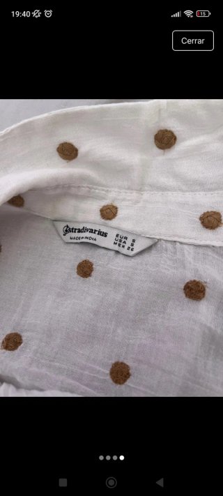 Blusa blanca con botones y estampado marrón