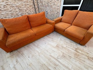 Sofá naranja de tela