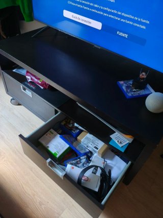 Mesa de TV oscura con ruedas