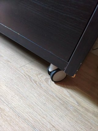 Mesa de TV oscura con ruedas