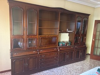 Mueble de salón de madera y cristal