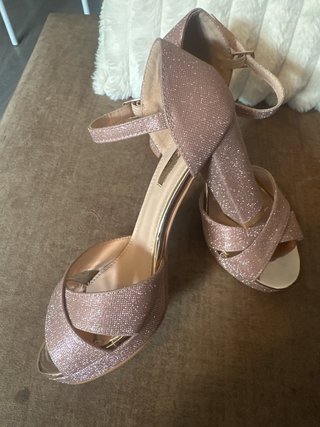 Zapatos de tacón dorados y rosas