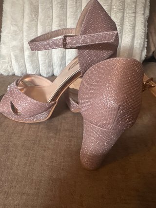 Zapatos de tacón dorados y rosas