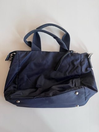 Bolso azul de mano