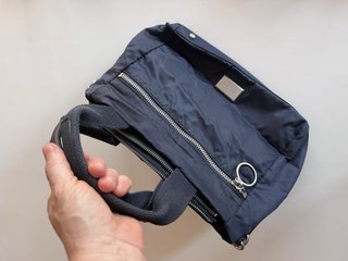 Bolso azul de mano