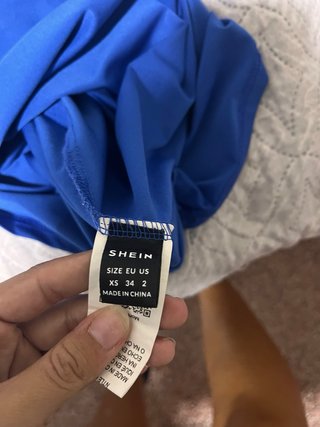 Vestido azul sin mangas hasta la rodilla