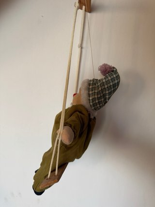 Marioneta payaso vintage en columpio