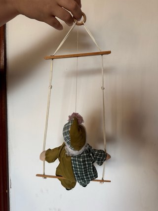 Marioneta payaso vintage en columpio