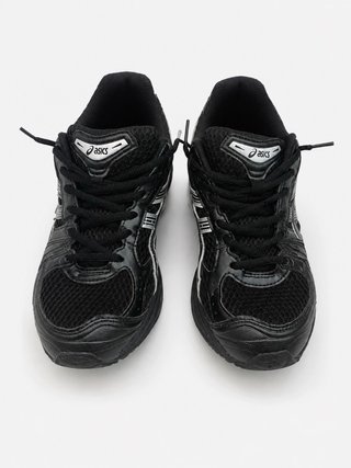 Zapatillas Asics Negras y Plateadas