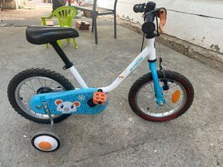 Bici infantil con ruedines y patinete