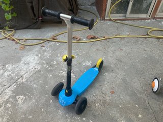 Bici infantil con ruedines y patinete
