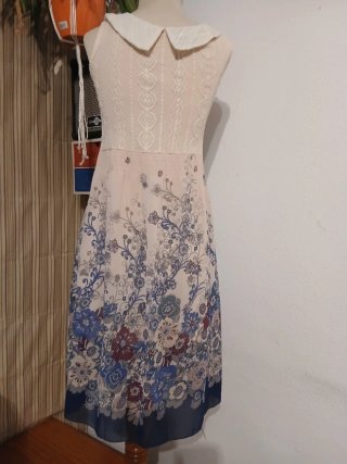 Vestido beige y multicolor con encaje