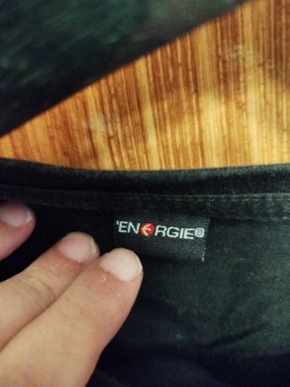 Camiseta Hombre Negra con Diseño Ciudad Arcoíris