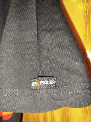 Camiseta Hombre Negra con Diseño Ciudad Arcoíris