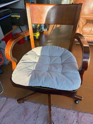 Silla de escritorio madera y cojín beige
