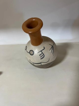 Jarrón artesanal firmado terracota