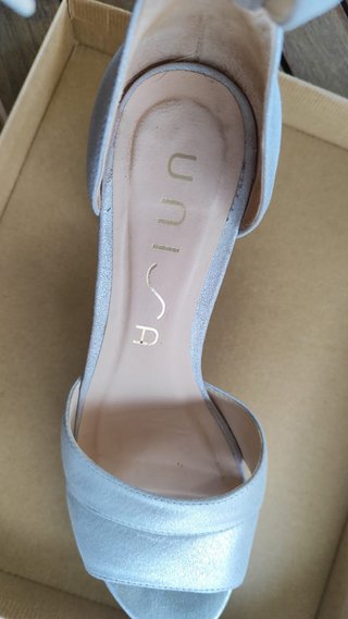 Zapatos de tacón plateados UNISA