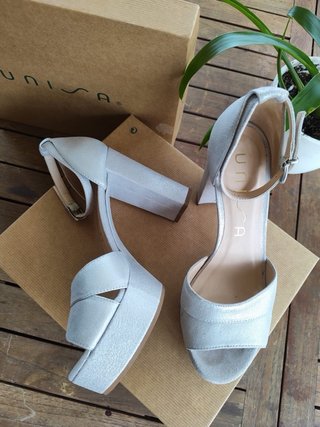 Zapatos de tacón plateados UNISA